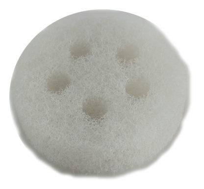 Éponge rude blanche ronde (5 trous) – 3 3/8’’ diam. x 1’’ épais (vrac)